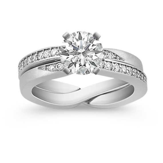 Round Diamond Wedding Set with Pavé Setting Round Diamond Wedding Set with Pavé Setting
