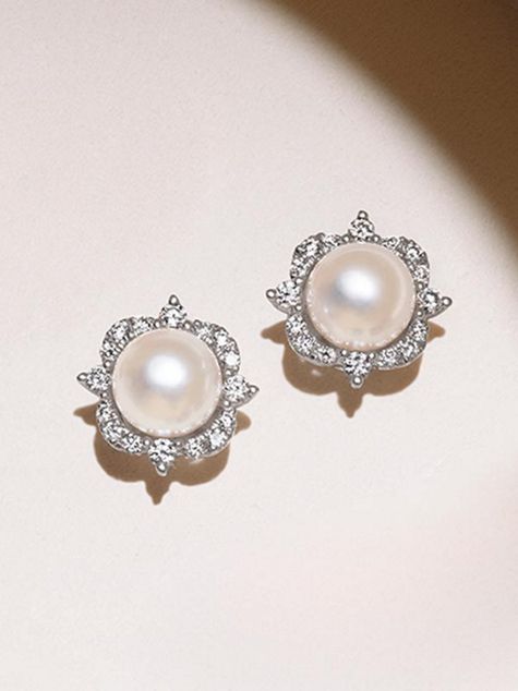 A pair of Pearl Earrings