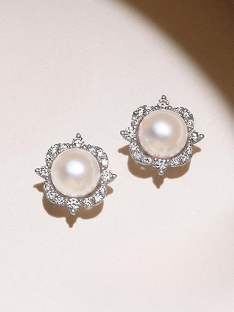  Mobile image of a pair of Pearl Earrings