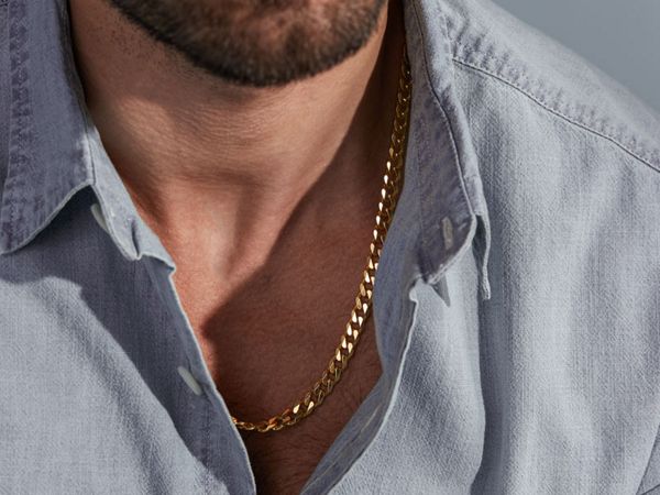 Mobile image of a man wearing a gold chain