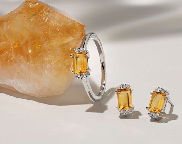A citrine fashion ring with matching earrings