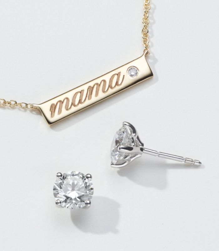 An engraved pendant neclace and a pair of diamond stud earrings